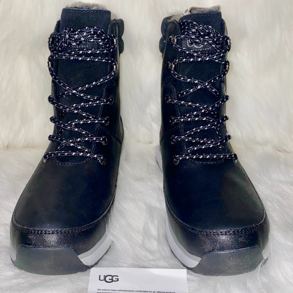 UGG 🖤 zaydie boots New in box size 9.5